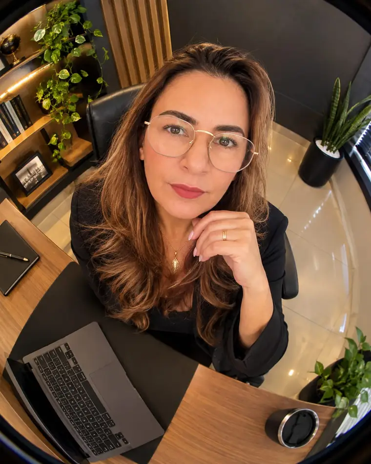 Senivalda Silva em sua mesa de trabalho, com o notebook aberto
